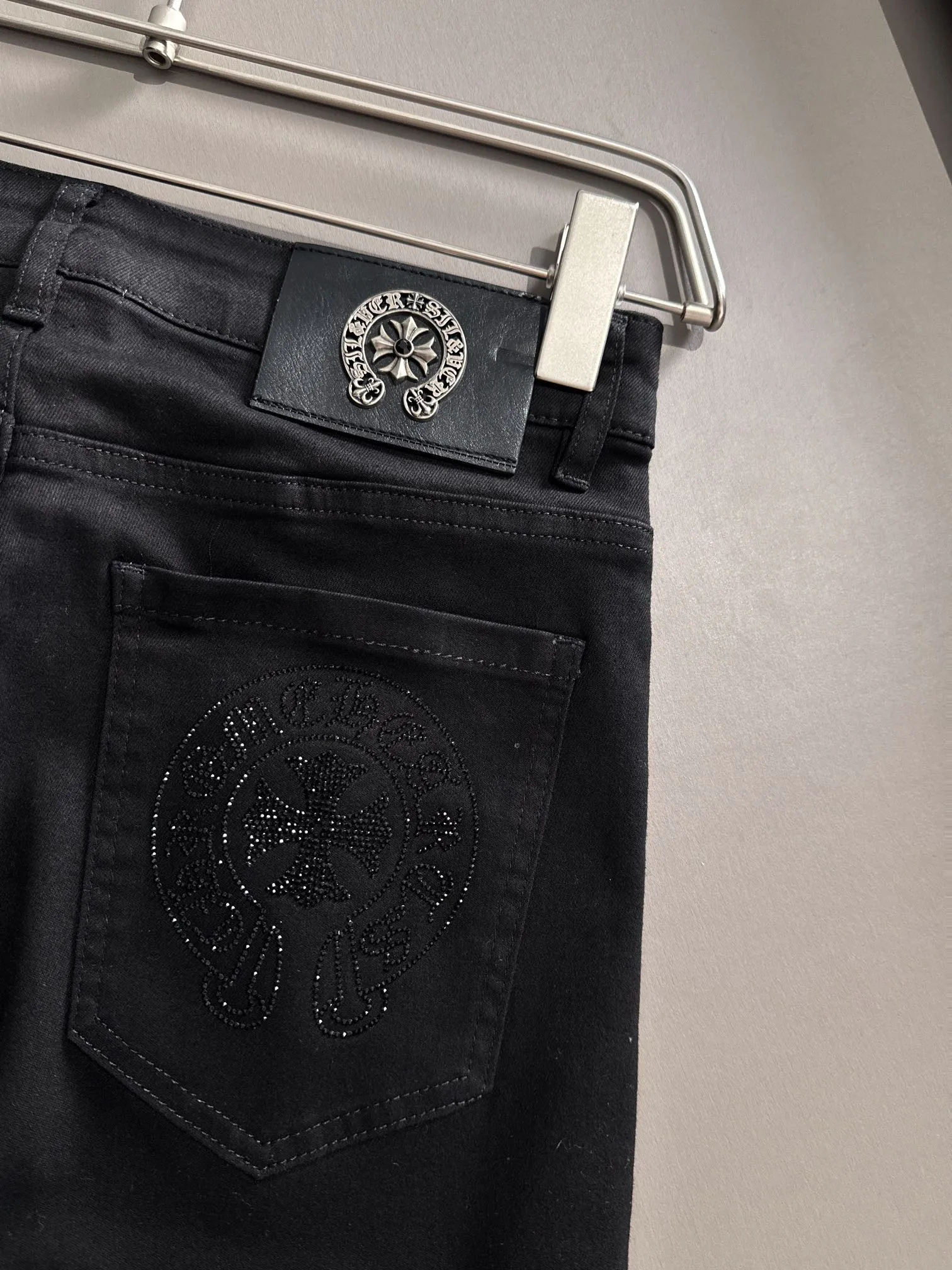 🅿️340 Croxin’s 2025 new four-season hot brick pocket slim-fit jeans trousers are woven from imported Japanese Denim plain cotton denim fabric. They are complete with three labels, simple yet elegant, soft, delicate and comfortable, and the upper body is versatile and fashionable! Light luxury, a must-have item for daily commuting! Color: Black White Size: 28-40 (please state your height and weight when placing an order)